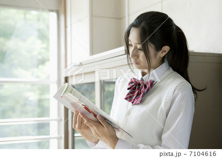 教科書を読む女子高生 7104616