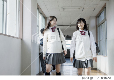 廊下を歩く女子高生 廊下を歩く女子高生 7104628