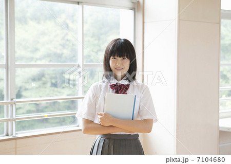 笑顔の女子高生 7104680