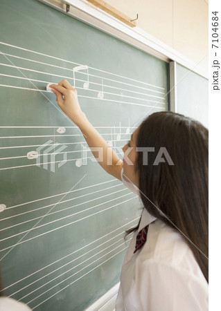 黒板を使う高校生 黒板を使う高校生 7104684
