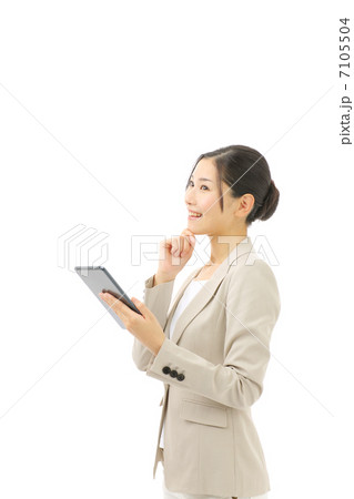 タブレットを持つビジネスウーマン 7105504
