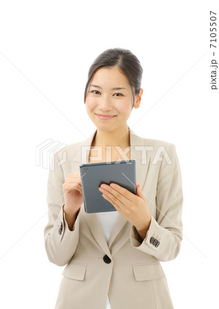タブレットを持つビジネスウーマン 7105507