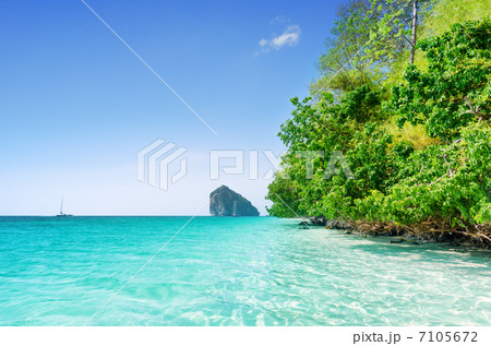 Clear water and blue sky 7105672