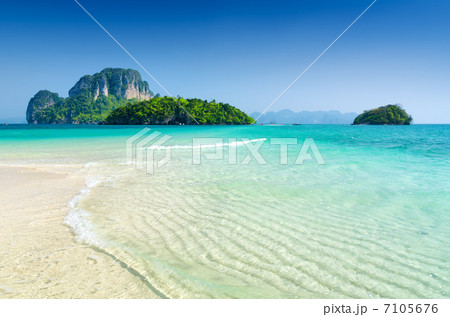 Clear water and blue sky Clear water and blue sky 7105676