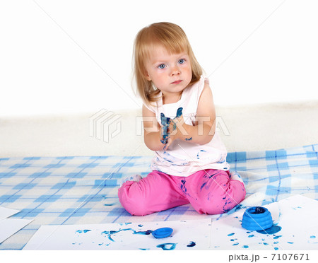 Little girl painting in studio Little girl painting in studio 7107671