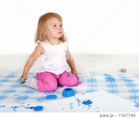 Little girl painting in studio Little girl painting in studio 7107700