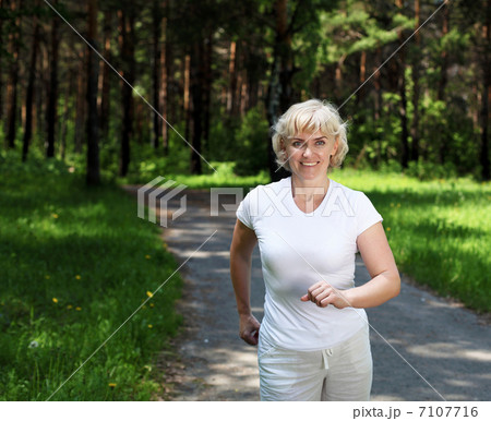 Elderly woman likes to run in the park Elderly woman likes to run in the park 7107716