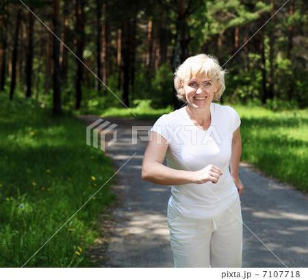 Elderly woman likes to run in the park Elderly woman likes to run in the park 7107718