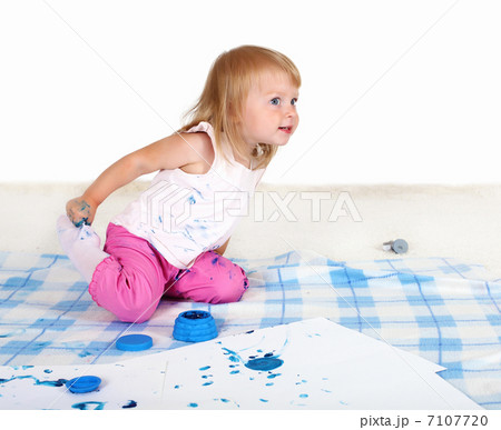 Little girl painting in studio Little girl painting in studio 7107720