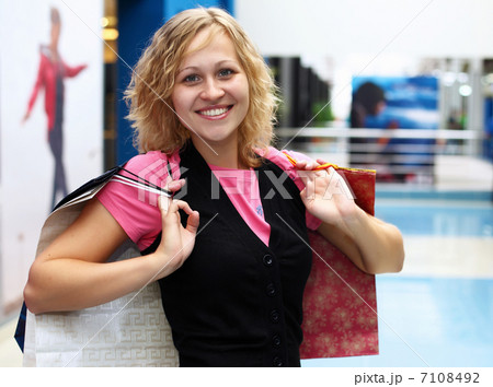 Young woman doing shopping 7108492