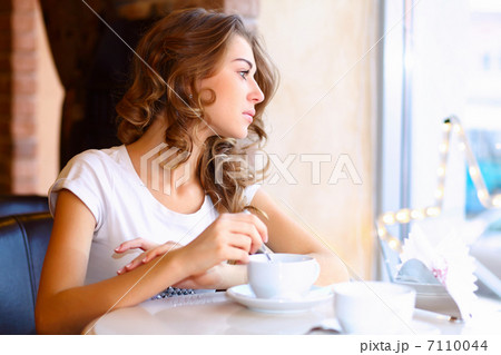 Young pretty woman sitting in restaurant Young pretty woman sitting in restaurant 7110044