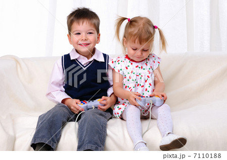 Little brother and sister 7110188