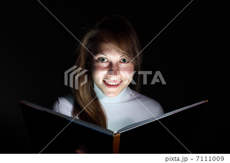 Young woman reading a magic book 7111009