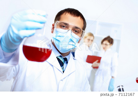 Scientists in laboratory 7112167