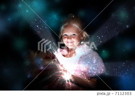 Child opening a magic gift box 7112303