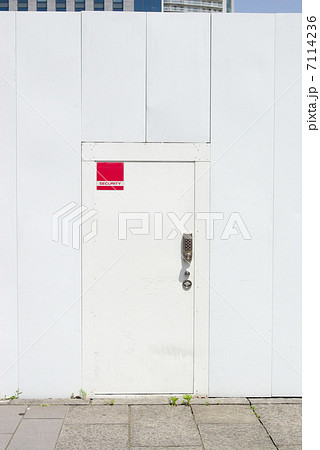 工事用仮囲いと鍵付きの扉 7114236