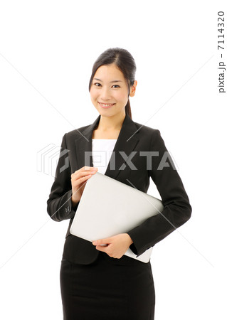 ノートパソコンを持つビジネスウーマン ノートパソコンを持つビジネスウーマン 7114320