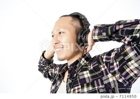 音楽を聴く男性 音楽を聴く男性 7114950