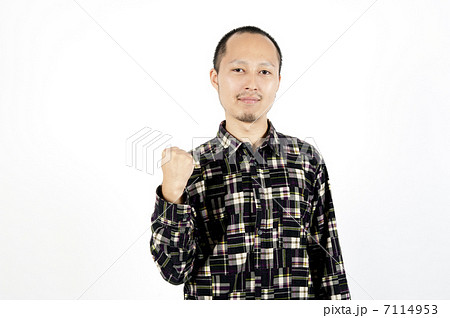 ガッツポーズする男性 7114953