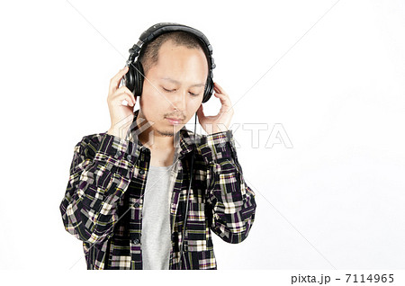 音楽を聴く男性 音楽を聴く男性 7114965
