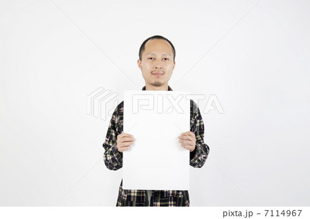 ボードを持つ男性 7114967