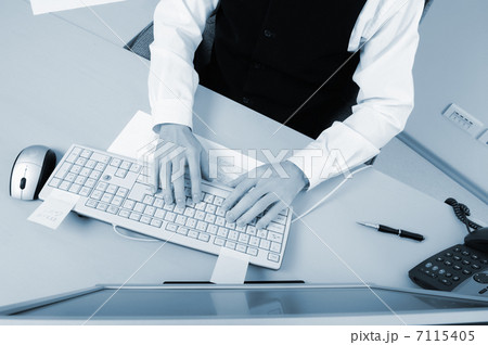 Hands of a young man 7115405