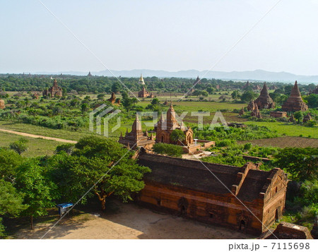平原に林立するパゴダ群（バガン／ミャンマー） 7115698