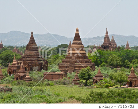 平原に林立するパゴダ群（バガン／ミャンマー） 7115702