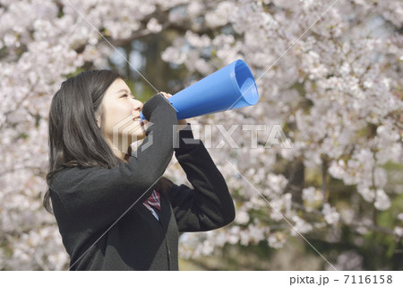 メガホンで応援する女子校生 7116158