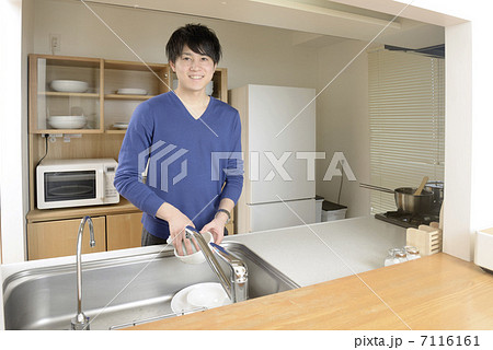洗い物をする若い男性 7116161