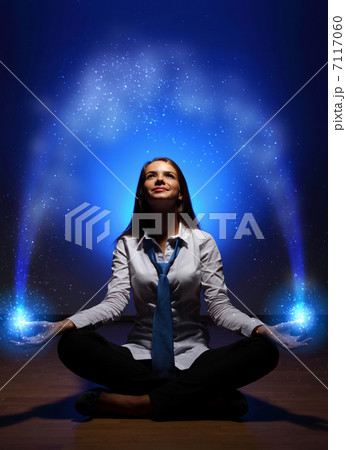 Business woman meditating 7117060