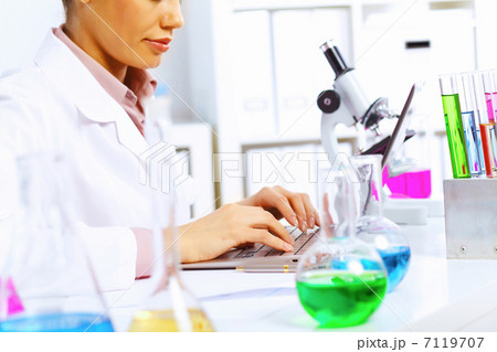 Young female scientist working in laboratory 7119707