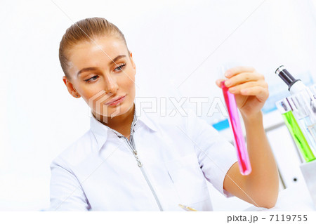 Young female scientist working in laboratory 7119755