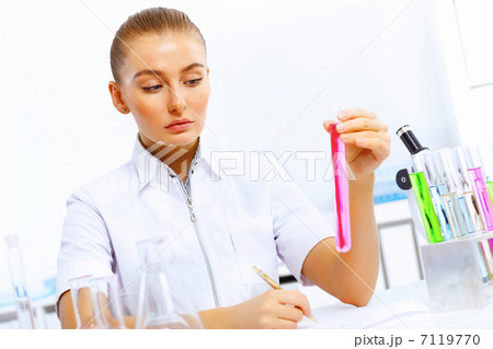 Young female scientist working in laboratory 7119770