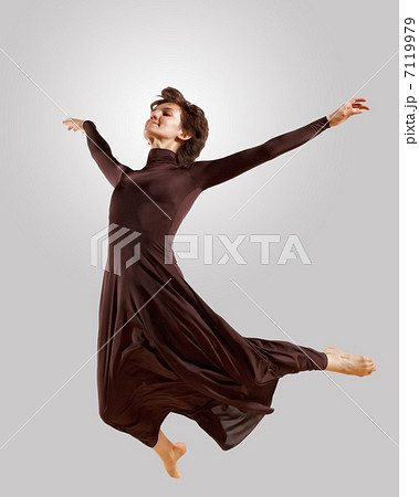 Girl in dark dress dancing 7119979