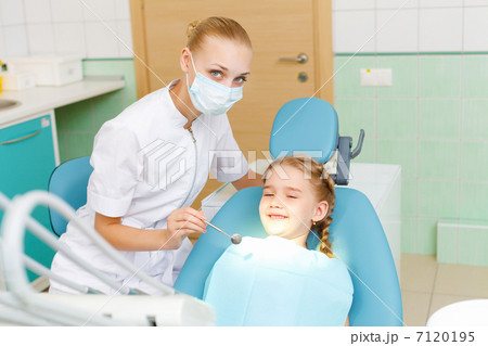 Little girl visiting dentist 7120195