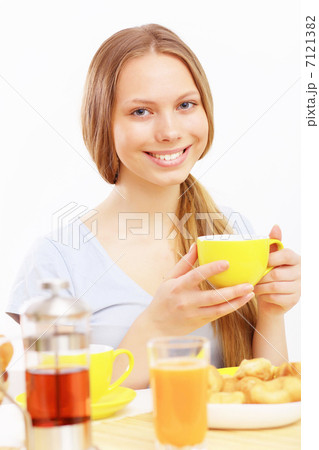 Beautiful young woman drinking tea Beautiful young woman drinking tea 7121382