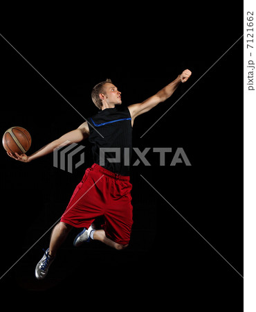 Basketball player with a ball 7121662