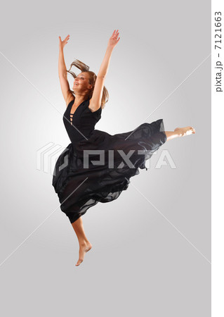 Young female dancer jumping Young female dancer jumping 7121663