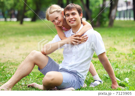 Father and daughter in the park 7123905