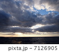 朝焼けの沖 7126905