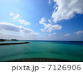果てしなく広がる青い海 7126906