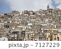 シチリア島西部の丘に立つ町並　プリッツィ（Prizzi） 7127229