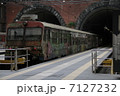 ナポリのモンテサント駅に停車中の色鮮やかなトレーニ（電車） 7127232