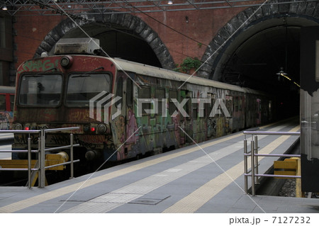 ナポリのモンテサント駅に停車中の色鮮やかなトレーニ（電車） 7127232