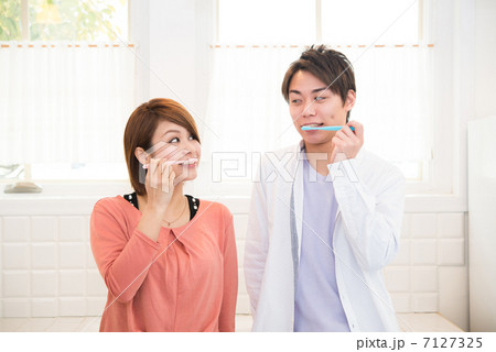 デンタルケア　若いカップル 7127325