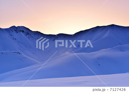 早春の立山の夜明け 7127426
