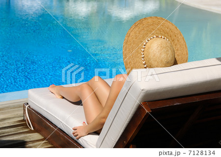 Woman relaxing at the poolside 7128134