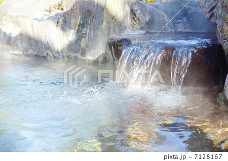 和の癒し・露天風呂の湯口と湯煙・横位置 7128167