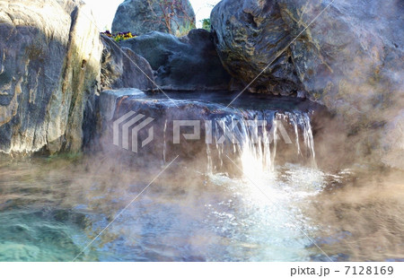 和の癒し・露天風呂の湯口と湯煙・横位置 7128169
